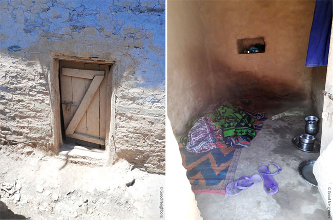 차우파디 헛으로 들어가는 좁은 문,창문이 없는 차우파디 헛 내부