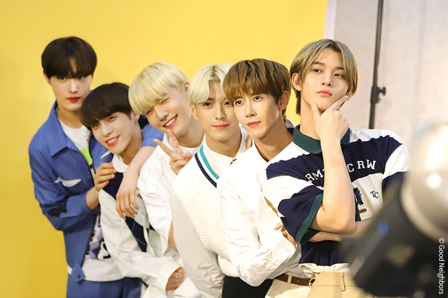 사진을 찍는 CIX와 광희의 모습