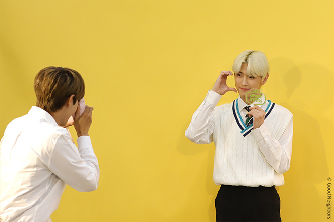 CIX 사진을 찍는 광희 모습