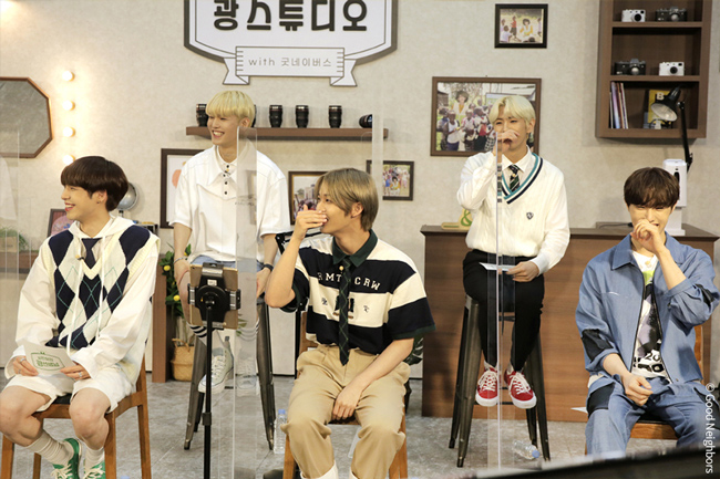 어린 시절 사진을 보고 웃고 있는 CIX 멤버들 모습