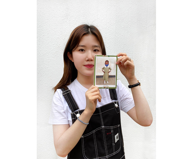 결연아동의 사진을 들고 있는 고은샘 회원님의 모습