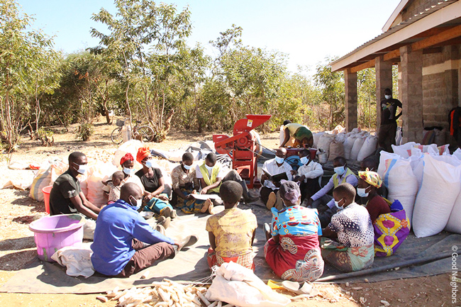 조합원들이 함께 모여 회의를 진행하는 모습 