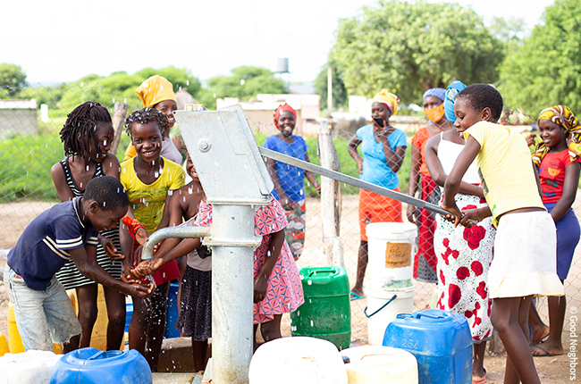 식수펌프에서 올라온 깨끗한 물로 즐겁게 장난치는 아이들의 모습