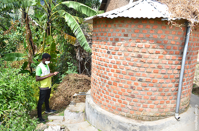 식수시설 앞에서 수질과 고장 여부를 확인 중인 굿네이버스 르완다 현지 직원의 모습