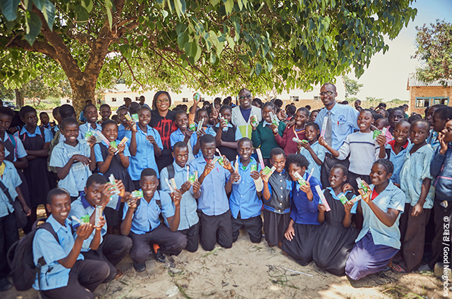 보건위생교육을 통해 받은 비누, 칫솔, 치약을 듣고 환하게 웃고 있는 아이들의 모습