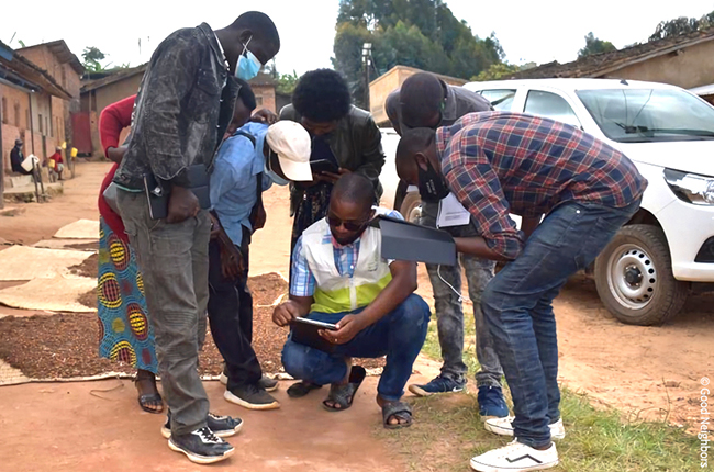 식수시설 지도화(Water point mapping)중인 굿네이버스 르완다 직원 안지와 식수위원회의 모습