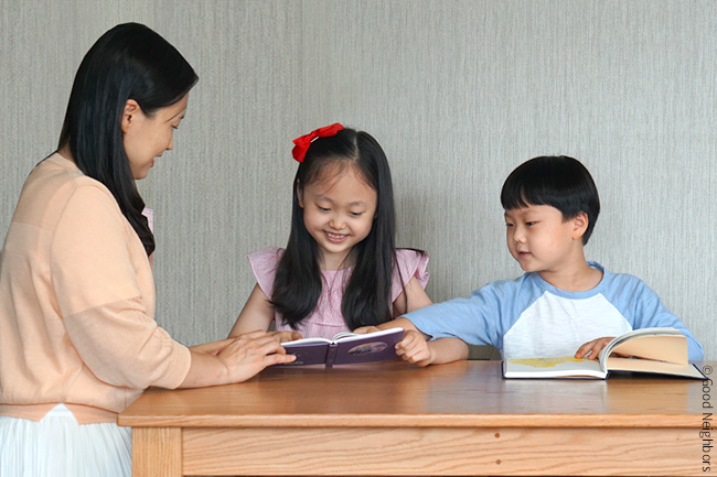 온가족이 모여 책을 보는모습