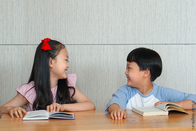 유진이와 준수가 마주보며 웃는모습