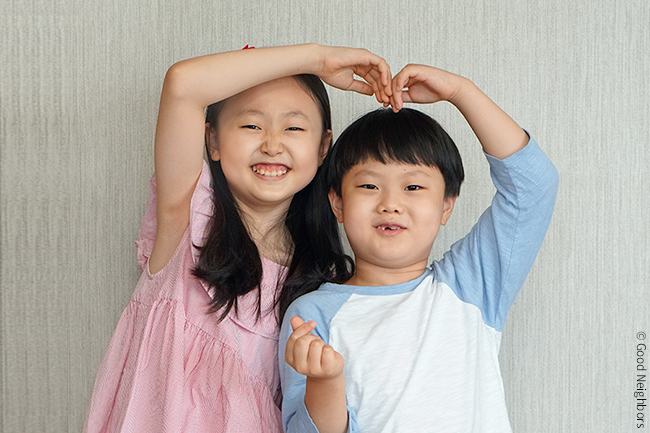 유진이와 준수가 하트하고 있는 사진