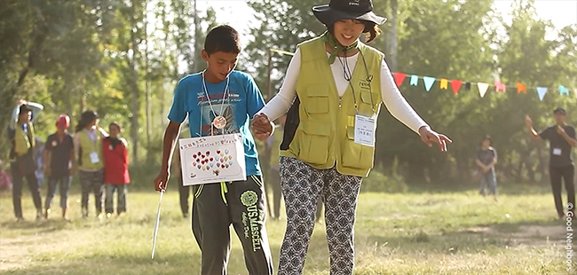 2013년 굿네이버스 네팔 사업장에서 해외봉사 중인 이효겸, 원미예 회원의 모습