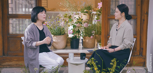 ‘꽃집 The 좋은 이웃’에서 인터뷰 중인 김영숙 사회개발교육 강사의 모습