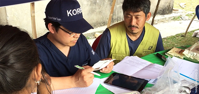 2015년 네팔 지진 긴급구호를 진행 중인 김오현 교수의 모습