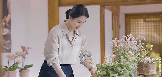 ‘꽃집 The 좋은 이웃’의 새주인이 된 배우 김현주의 모습 