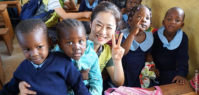 굿네이버스 과테말라 사업장에서 봉사 중인 장은숙 회원의 모습 