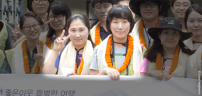 2013년 굿네이버스 네팔 사업장에서 해외봉사로 처음 만난 이효겸, 원미예 회원의 모습 