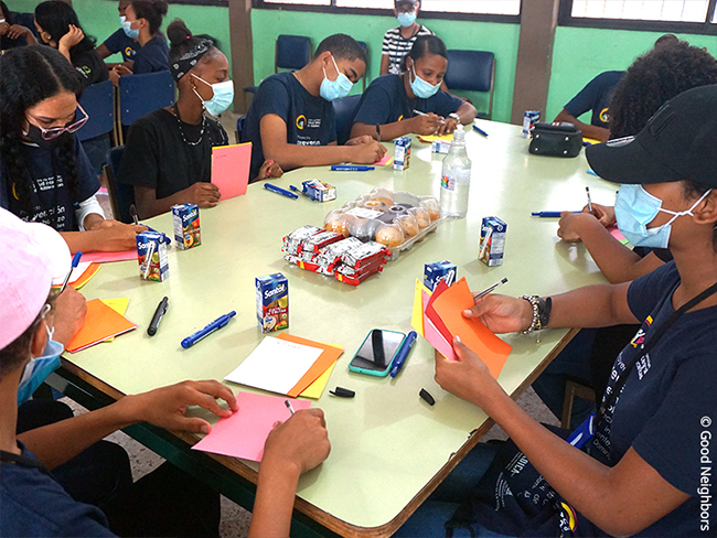 성보건 교육 프로그램을 받고 있는 도미니카공화국 청소년들의 모습