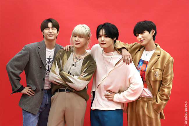 글로벌자선화보 <사진실의 광선생님>에 참여한 빅톤의 모습