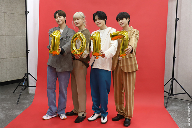 빈곤퇴치의 날을 뜻하는 풍선 ‘1017’을 들고 포즈를 잡고 있는 빅톤의 모습