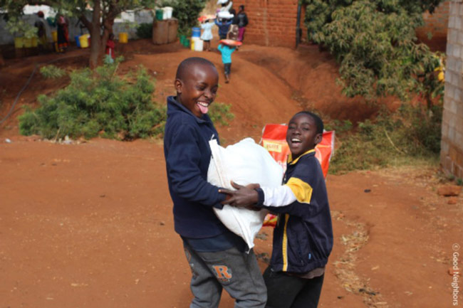 굿네이버스를 통해 식량을 지원을 받고 기뻐하는 해외 아동들의 모습