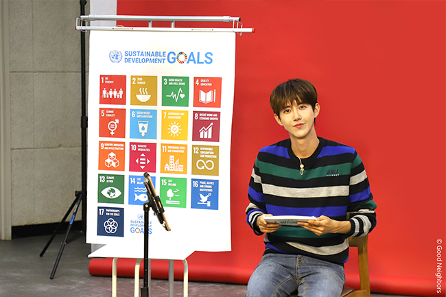 오프닝을 진행 중인 MC 광희의 모습