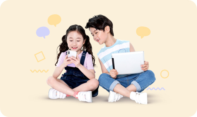 스마트폰을 이용하는 아동의 모습