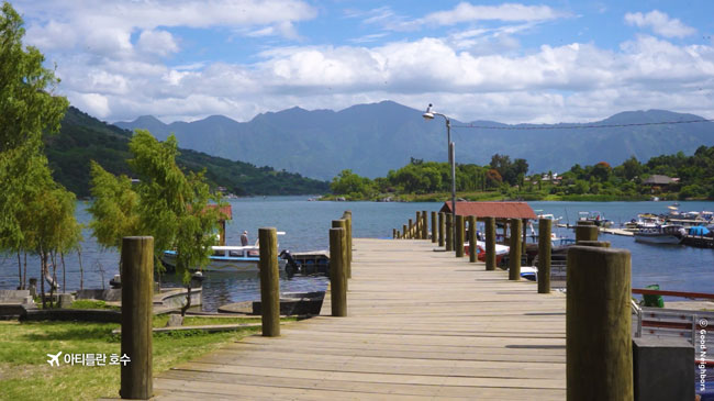맑은 물과 하늘의 아티틀란 호수의 모습