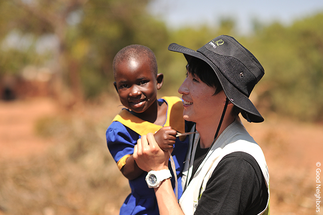 ‘좋은 이웃 특별한 여행’ 중 말라위 아동을 안고 웃고 있는 오필균 회원의 모습