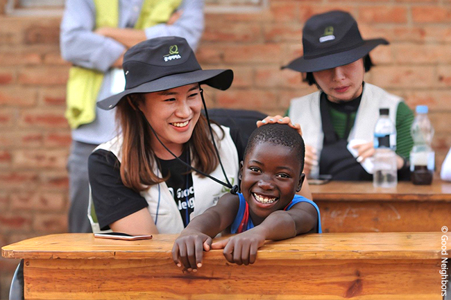 ‘좋은 이웃 특별한 여행’ 중 말라위 아동의 머리를 쓰다듬고 있는 이혜진 회원의 모습