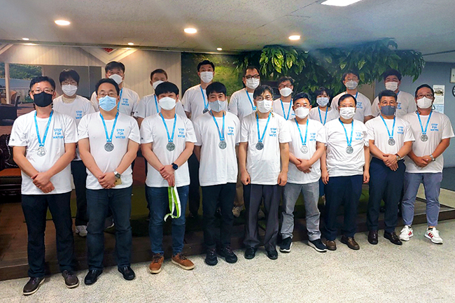 희망걷기대회 기념 티셔츠를 입고 단체 사진을 찍은 서원양행 임직원들의 모습