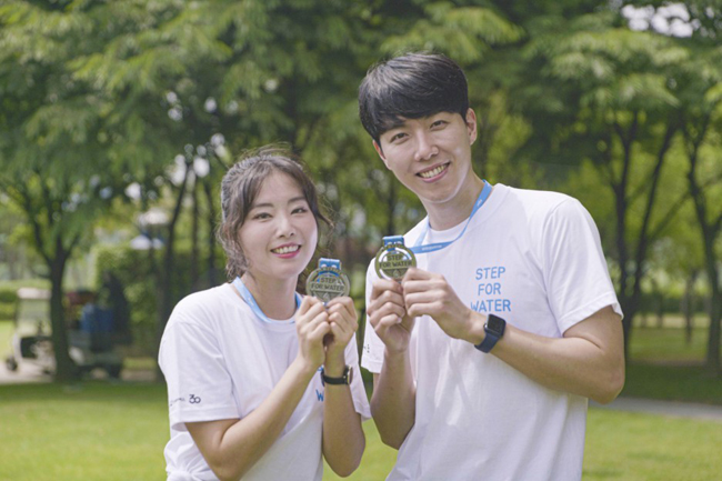 희망걷기대회 메달을 손에 쥐고 포즈를 취하는 희망걷기대회 서포터즈 (좌) 김보은, (우) 서동욱 님