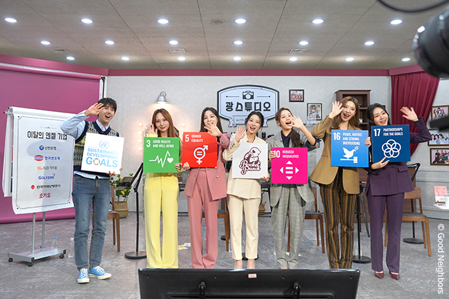 선물 상자를 들고 사진 촬영 중인 로켓펀치 멤버들