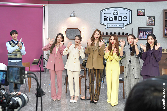 스튜디오에 입장 후 손인사를 하는 로켓펀치 멤버들