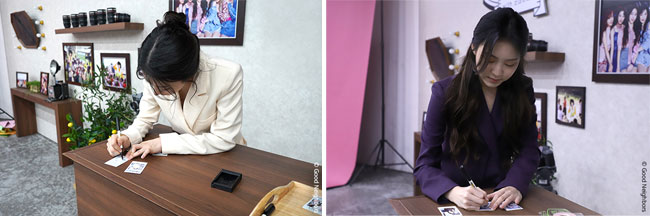 폴라로이드 사진에 사인 중인 멤버들