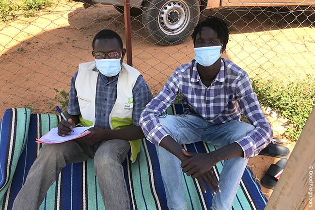 데르와 친구가 앉아있는 모습