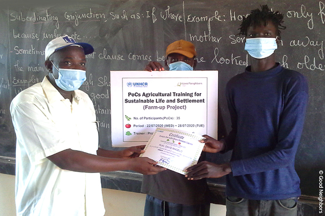 데르가 수료증을 받는 모습