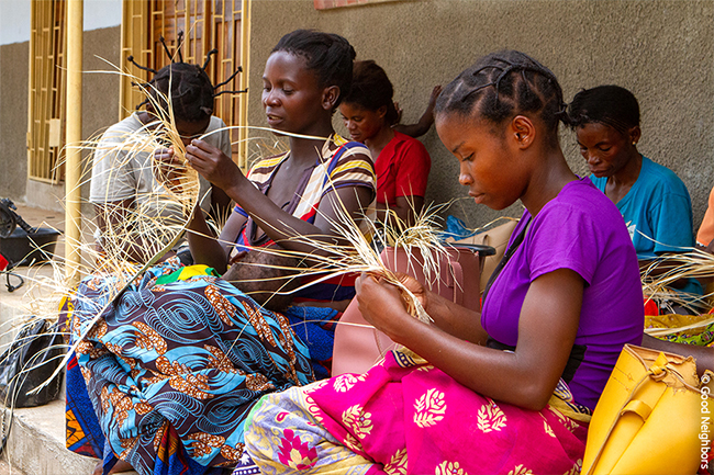 잠비아 난민캠프에서 난민들이 수공예품을 만드는 모습