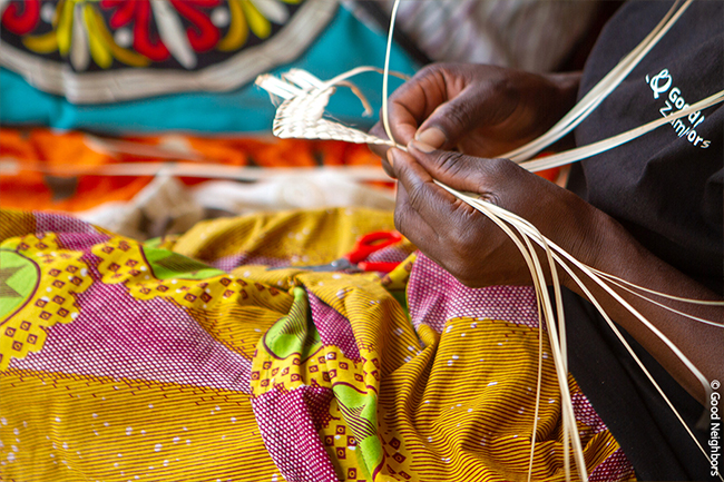 잠비아 난민캠프에서 수공예품을 만드는 난민의 손