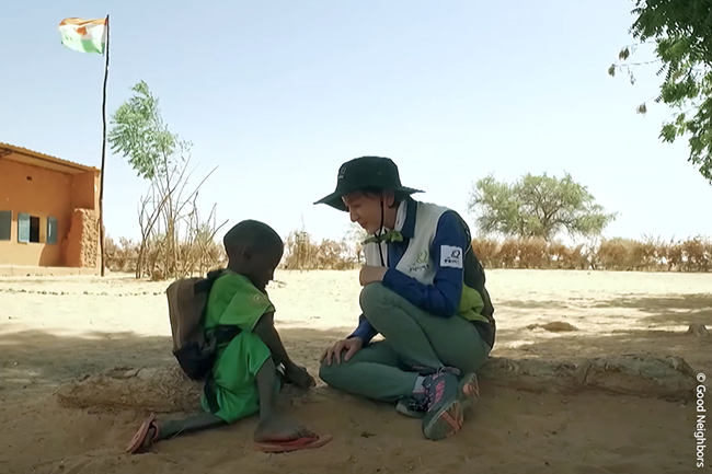 이혜숙 나눔대사가 핫산과 함께 있는 모습