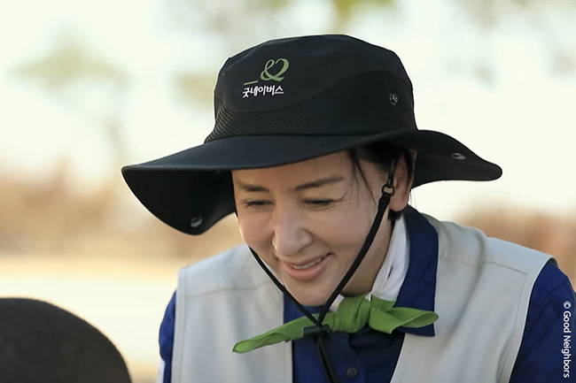 핫산을 보며 환하게 웃고 있는 이혜숙 나눔대사