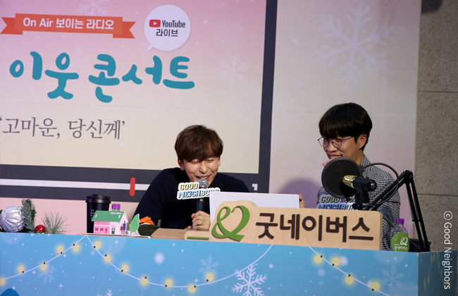 굿모닝 11기 회원님들이 함께 과제를 수행하는 이미지