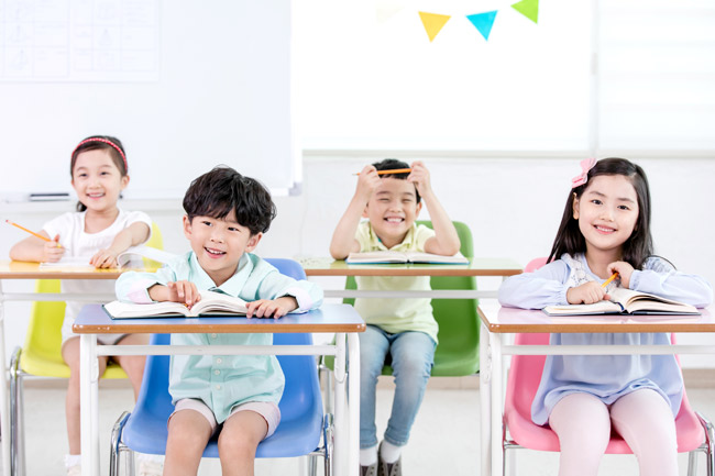 남자 아동과 성인 남성이 서로 바라보며 볼풀공을 들고 팔을 뻗는 이미지