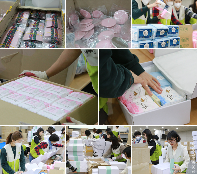 상자 가득 들어있는 생리대, 손거울, 머리끈 등을 손수 반짝반짝 선물상자 안에 넣고 포장하고 있는 자원봉사자들의 모습