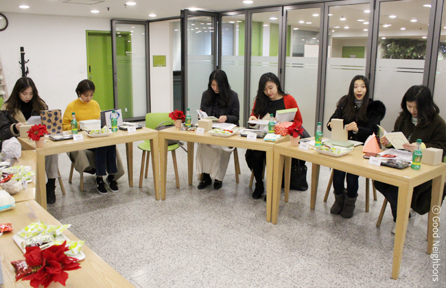 굿모닝 11기 회원님들이 함께 과제를 수행하는 이미지