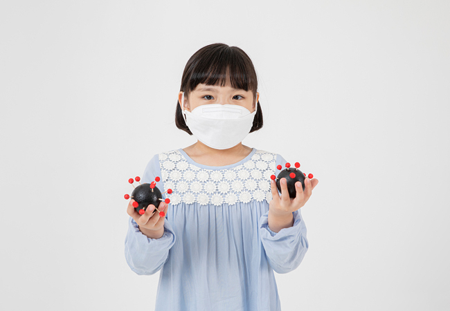 마스크를 끼고 있는 아동의 모습