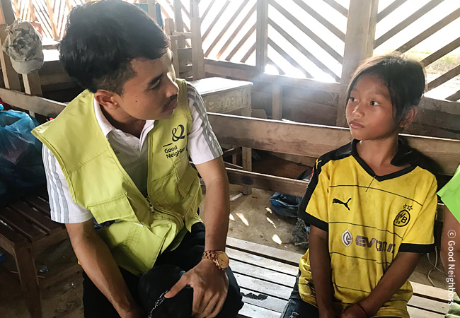 굿네이버스 직원에게 홍수피해로 생긴 어려움을 얘기하고 있는 낫케오 아동 이미지