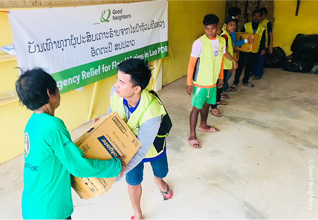 배분 물자를 옮기고 있는 굿네이버스 라오스 직원들 이미지
