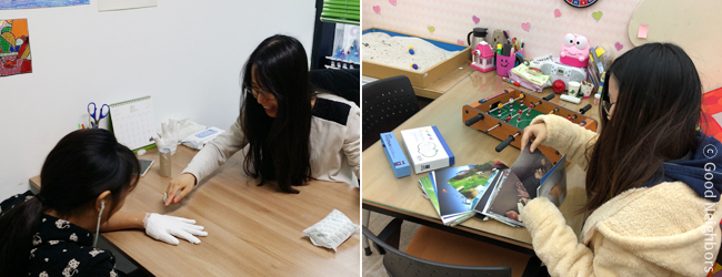 몸과 마음의 변화로 어려움을 겪고 있는 아이들에게 심리치료를 하는 모습