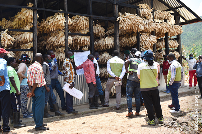 농업학교 발표회를 진행하고 있는 모습 