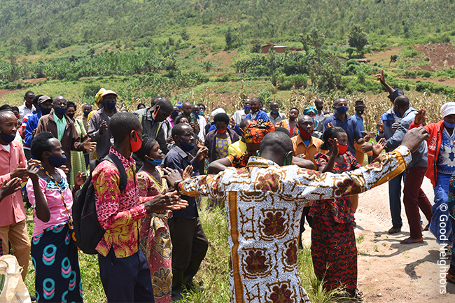 수확한 옥수수로 인해 기뻐하는 주민들의 모습