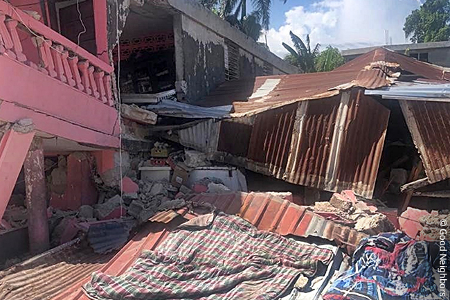 아이티 지진으로 붕괴된 주택